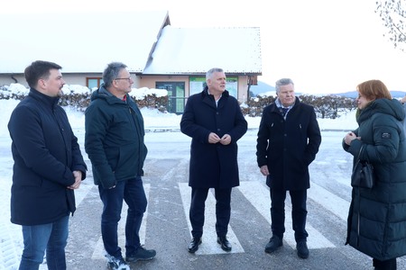 OBISK MINISTRA ZA OKOLJE,PODNEBJE IN ENERGIJO mag BOJANA KUMRA NA CERKNIŠKEM JEZERU 04 FOTO LJUBO VUKELIČ